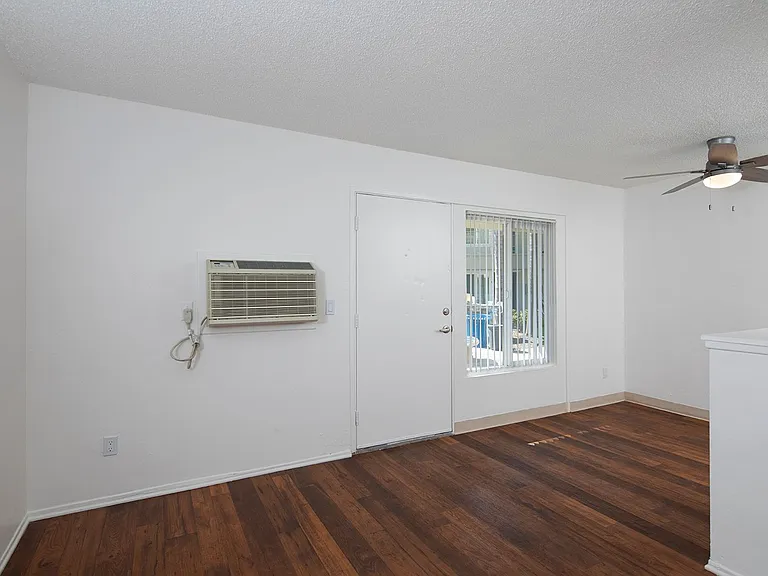 Aztec Pacific Apartments — Photo 6