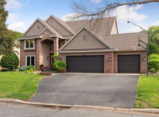 621 Hampshire Dr, Mendota Heights, MN 55120