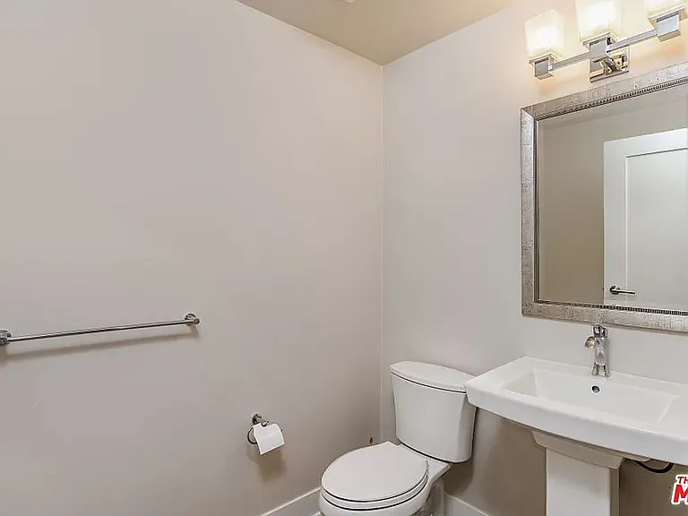 313 S Reeves Dr #203 — Photo 7