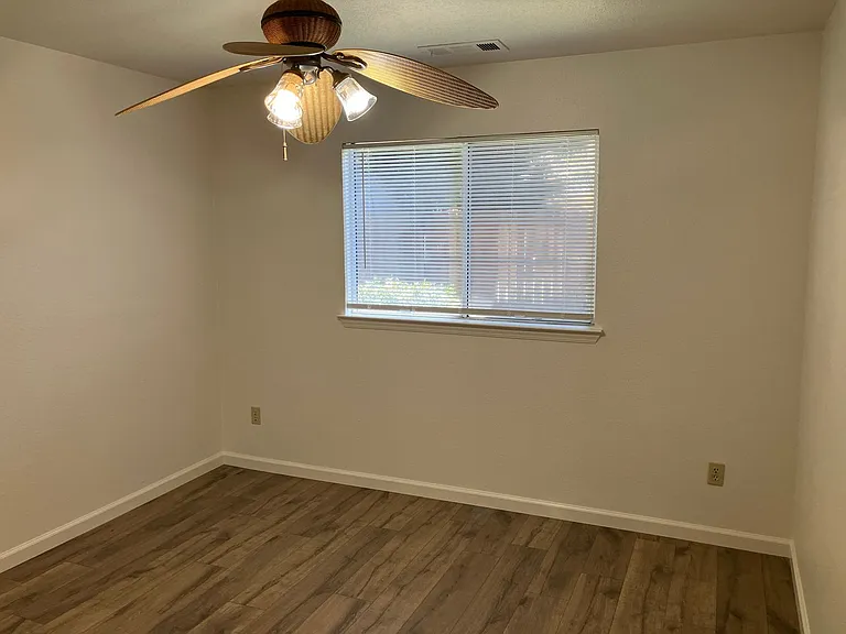2704 Snyder Ave — Photo 9