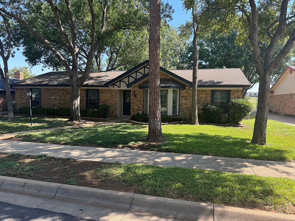 1st image of 2404 Lakeview Dr