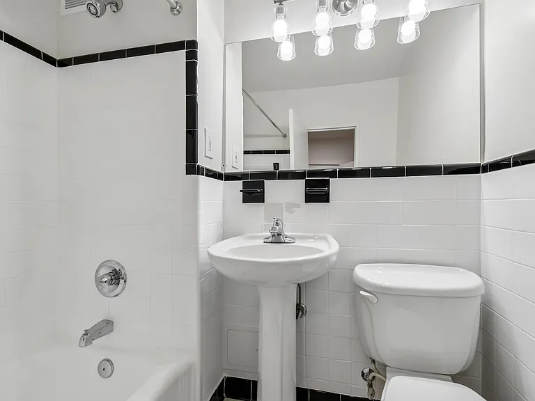 Quebec House Apartments — Photo 47