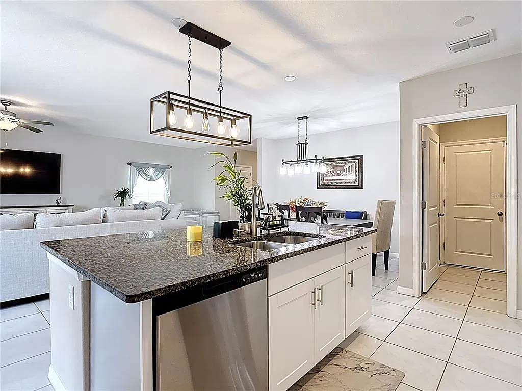5 bed, 2.5 bath, 2190 sqft, $2,850 — Photo 3