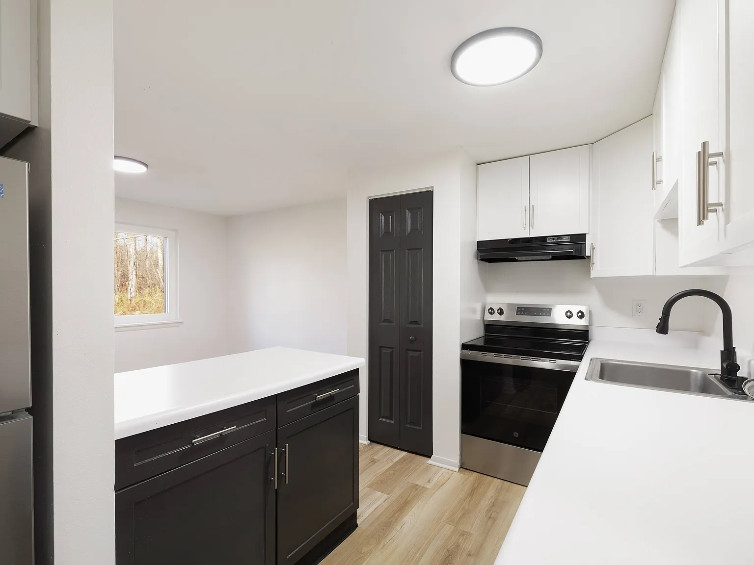 Cobblestone Apartments — Photo 1