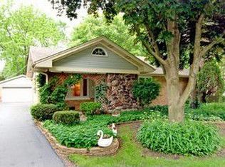 621 Albion Ln, Mount Prospect, IL 60056