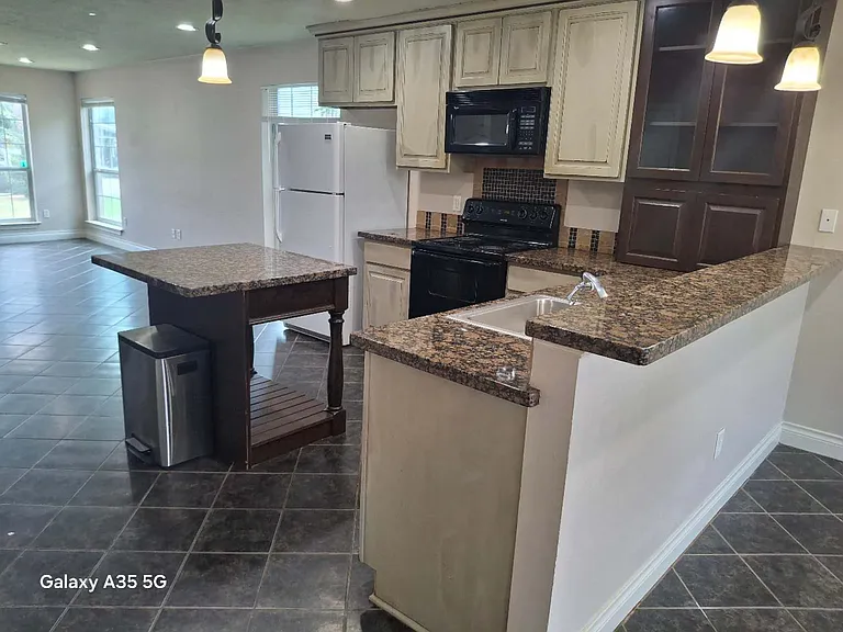 129 Richards St #B — Photo 12