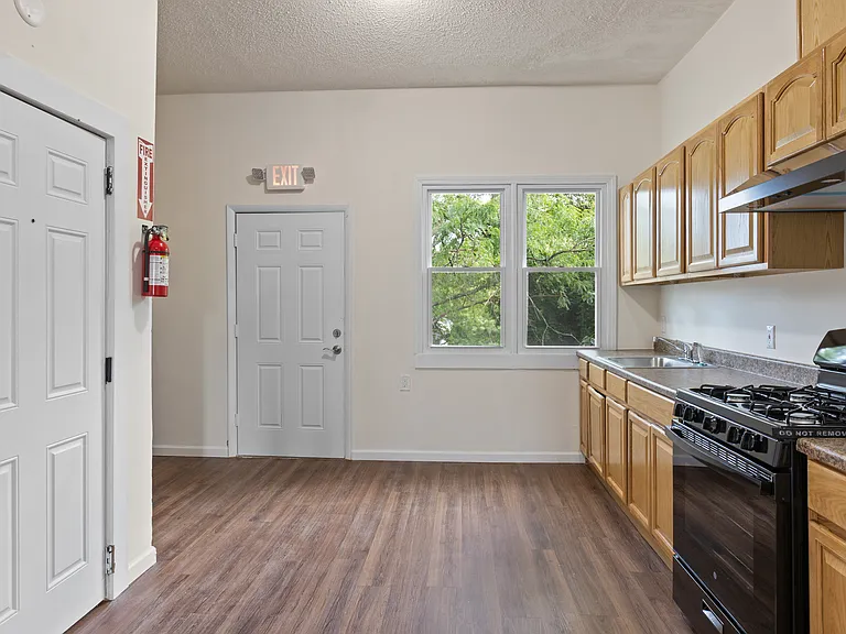 212 N Clinton Ave — Photo 17