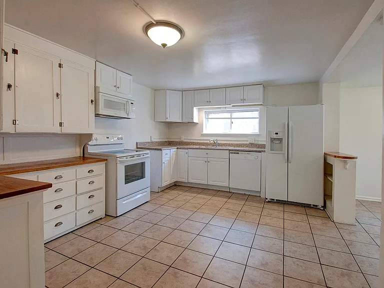 1810 Walnut St — Photo 3