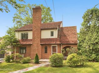 7 Lakeside Dr, New Rochelle, NY 10801