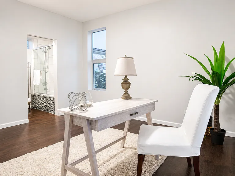 L2 - Room (can be used as a bedroom or office).
Virtual staging shown. Furniture not included.