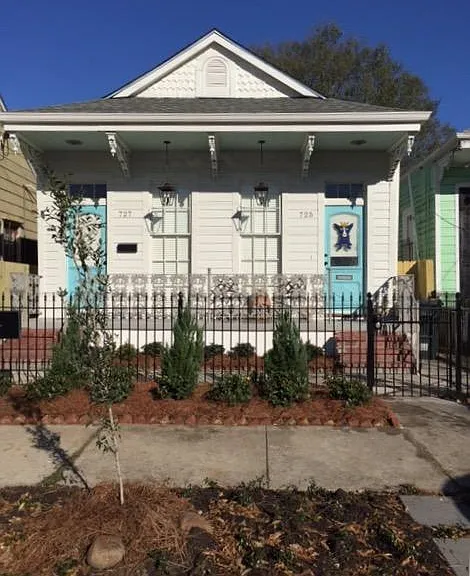 725 Peniston St — Photo 1