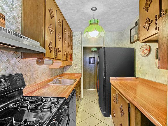 2nd image of 2932 W 5th St APT 2C