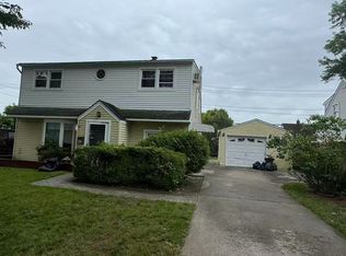 42 Hollyhock Rd, Levittown, NY 11756