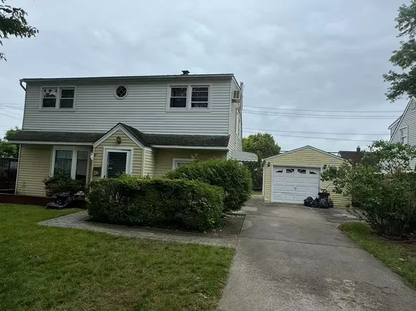 42 Hollyhock Rd, Levittown, NY 11756