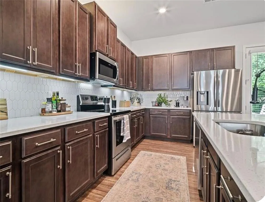 5 bed, 4.0 bath, 2132 sqft, $3,500 — Photo 2