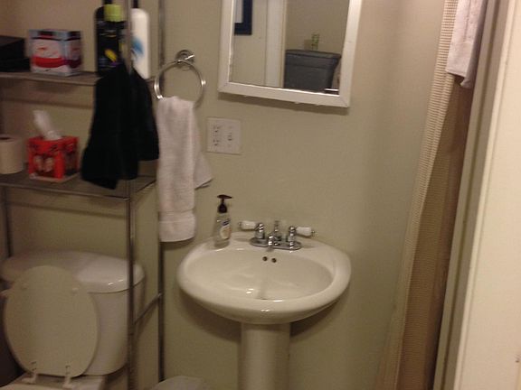 3rd image of 3926 N Pine Grove Ave #G1