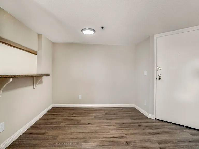 511 Carondelet Apartments — Photo 11