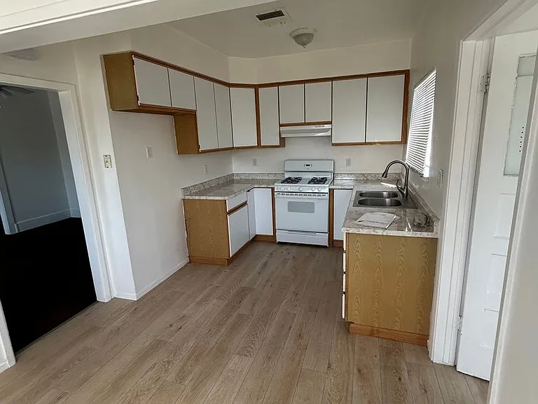 410 E B St — Photo 3