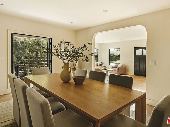 5th image of 414 N Beachwood Dr