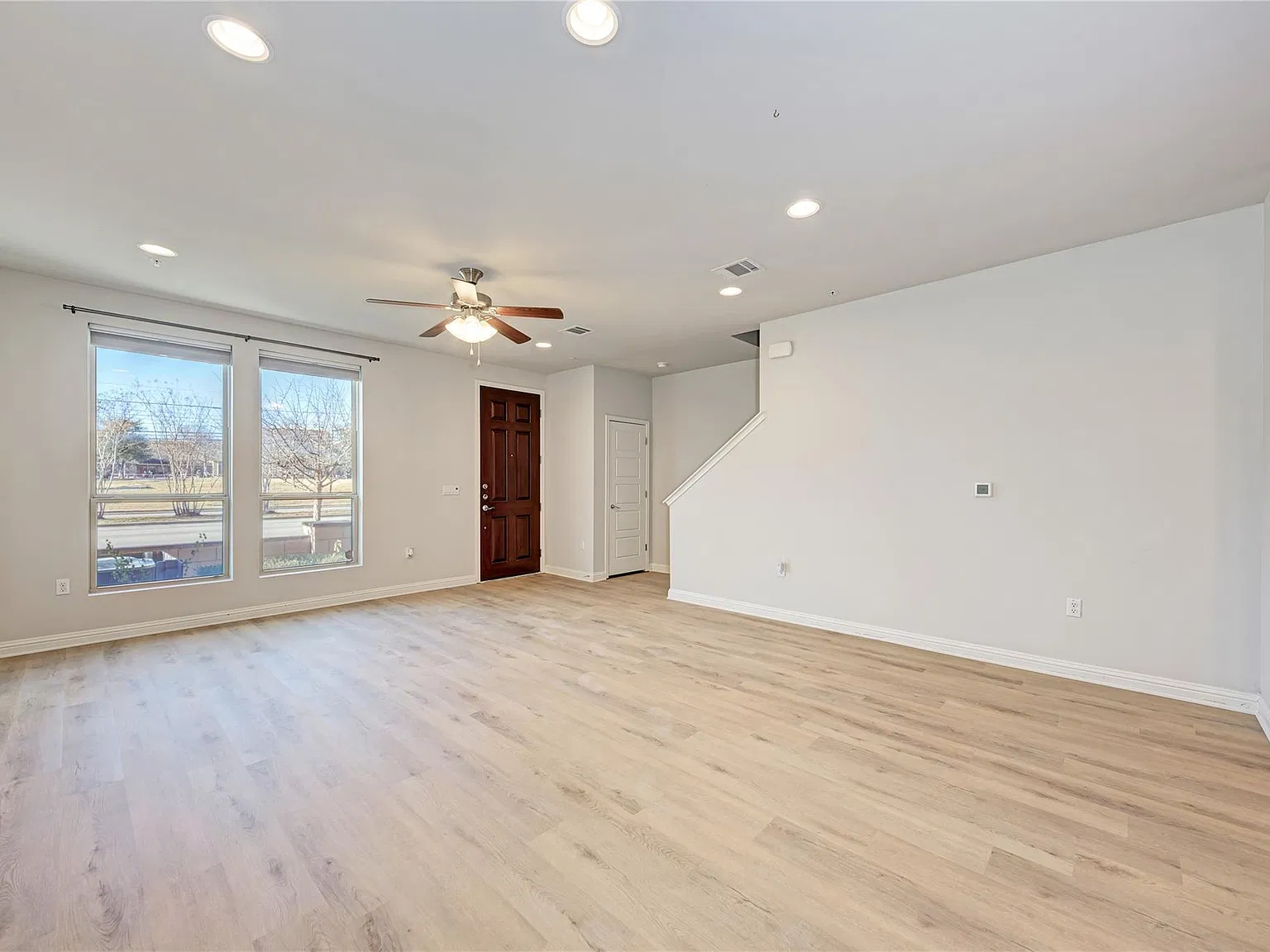 3 bed, 2.5 bath, 1655 sqft, $2,300 — Photo 2
