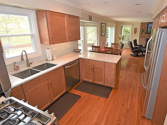 4th image of 333 White Hall Ter