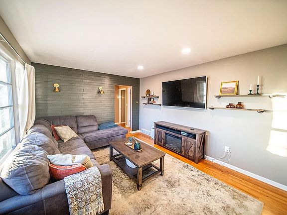 3rd image of 1511 22nd St NW