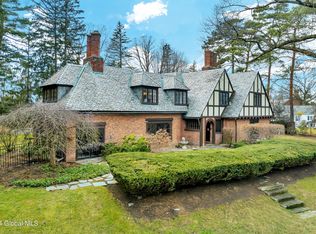 5 Loudon Hts S, Loudonville, NY 12211