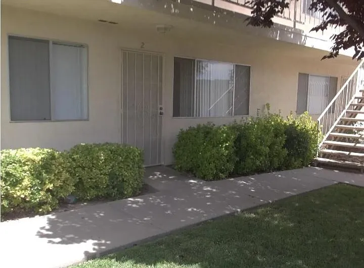 522 E Avenue Q5 — Photo 2