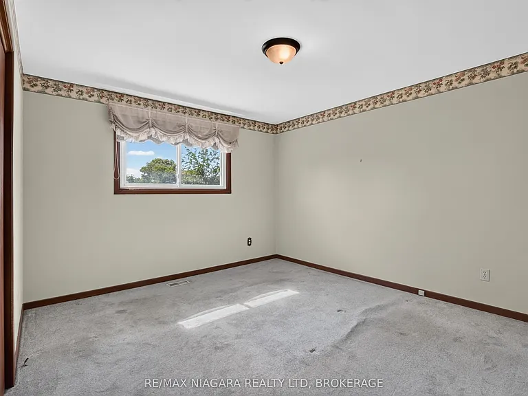 5777 Sunnylea Cres — Photo 20