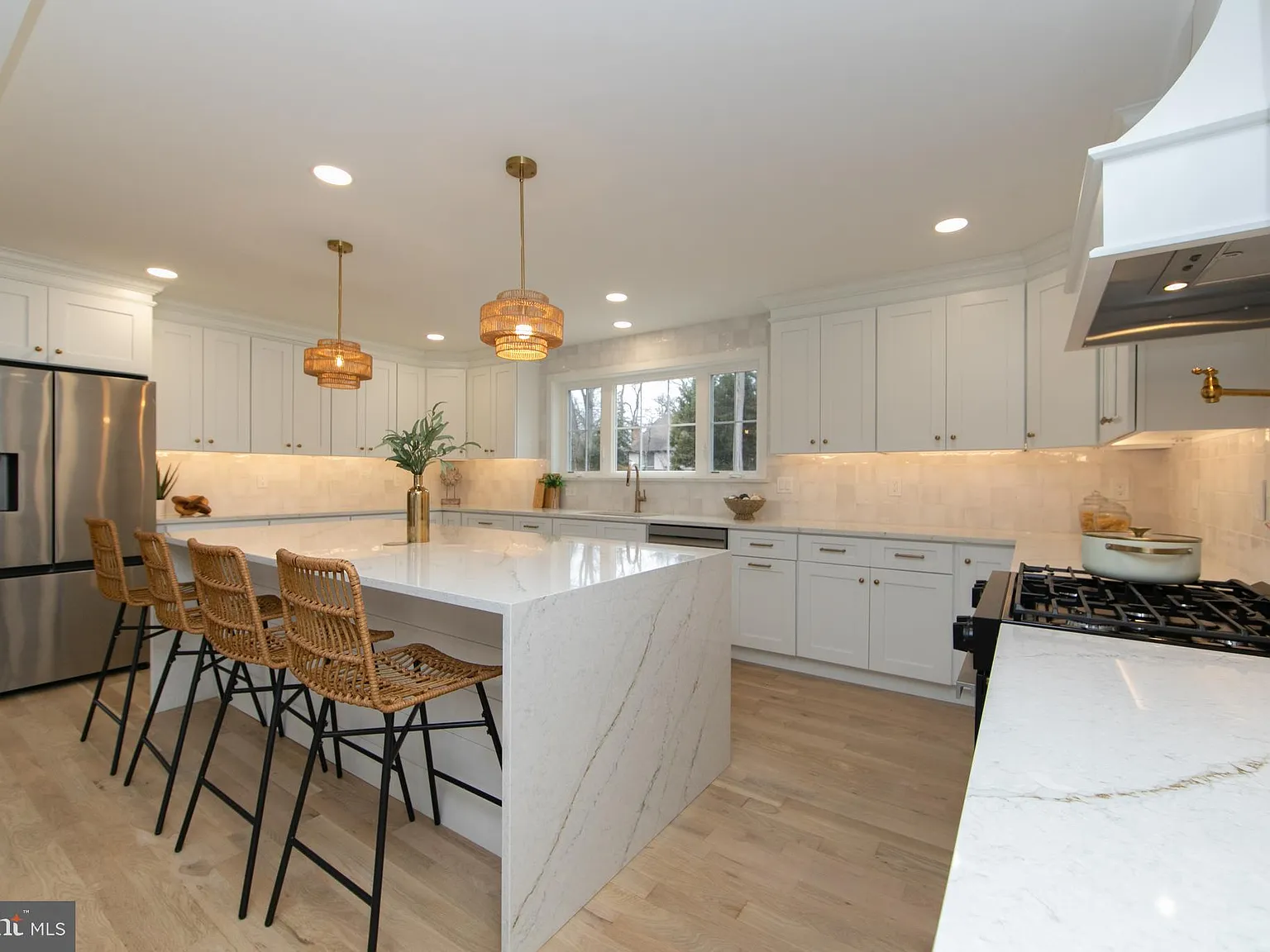 4 bed, 3.5 bath, 4650 sqft, $7,500 — Photo 3