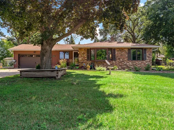 4560 E Greenleaf Dr, Eagan, MN 55123