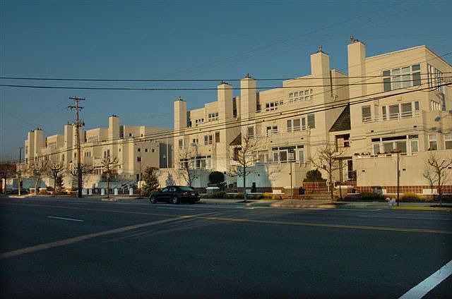Desirable Beach House Condo Facing Ocean