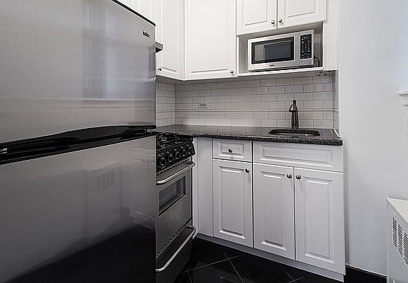 4th image of 4 Park Ave APT 14J