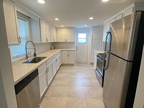 5th image of 402 N B St