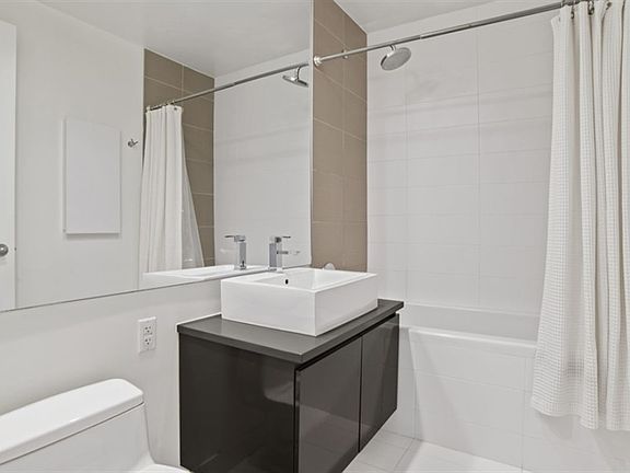 5th image of 315 Gates Ave APT 1B