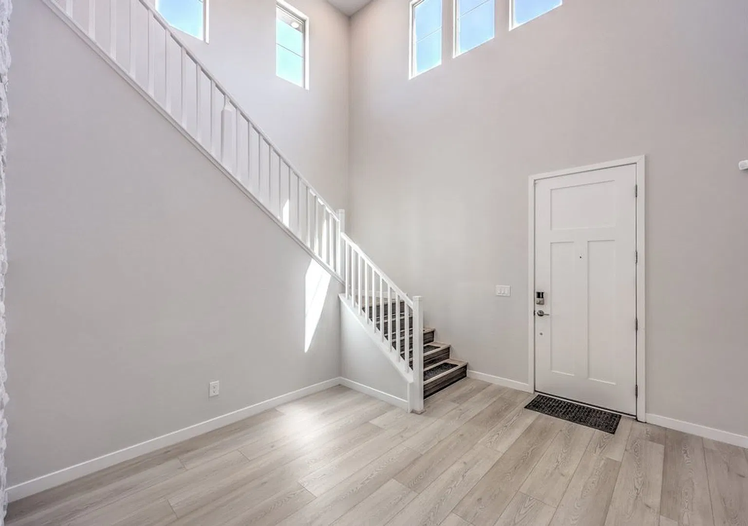 Gorgeous Summerlin home with Next Gen Suite! 6 month lease! — Photo 4