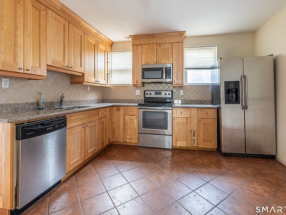 5th image of 727 Brewster St Floor 2
