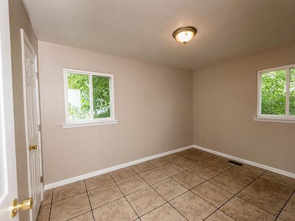 5th image of 1004 W Nixon Dr