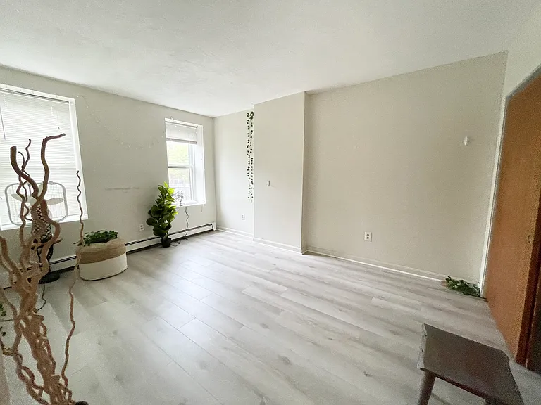 92 Hammond St #2L — Photo 6