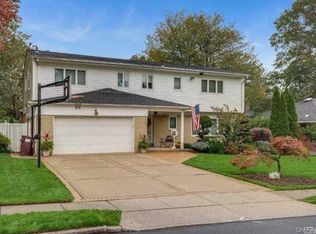 14 Edgemere Dr, Albertson, NY 11507