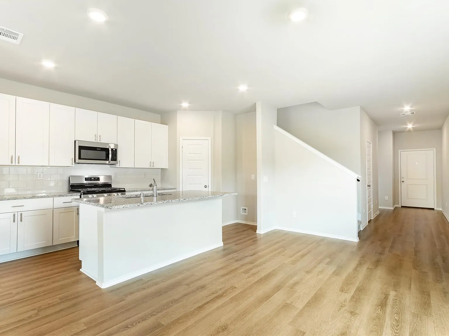 4 bed, 2.5 bath, 2239 sqft, $2,550 — Photo 3