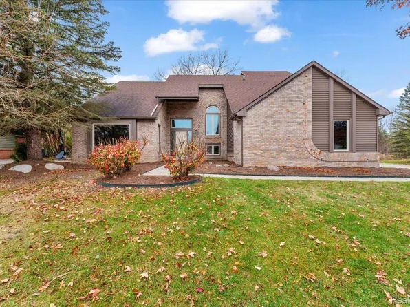 1612 Stauch Dr, West Bloomfield, MI 48324