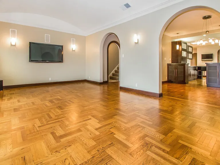 2335 Francisco St — Photo 4