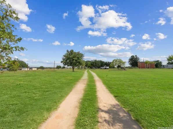 2789 County Road 120, Floresville, TX 78114
