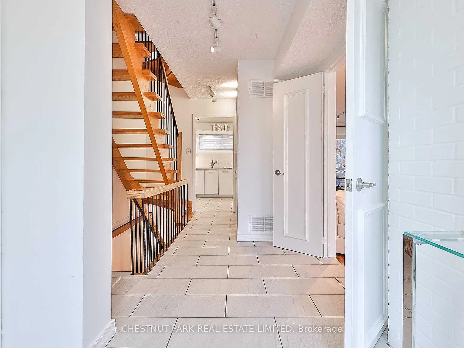 4 bed, $7,900 — Photo 2