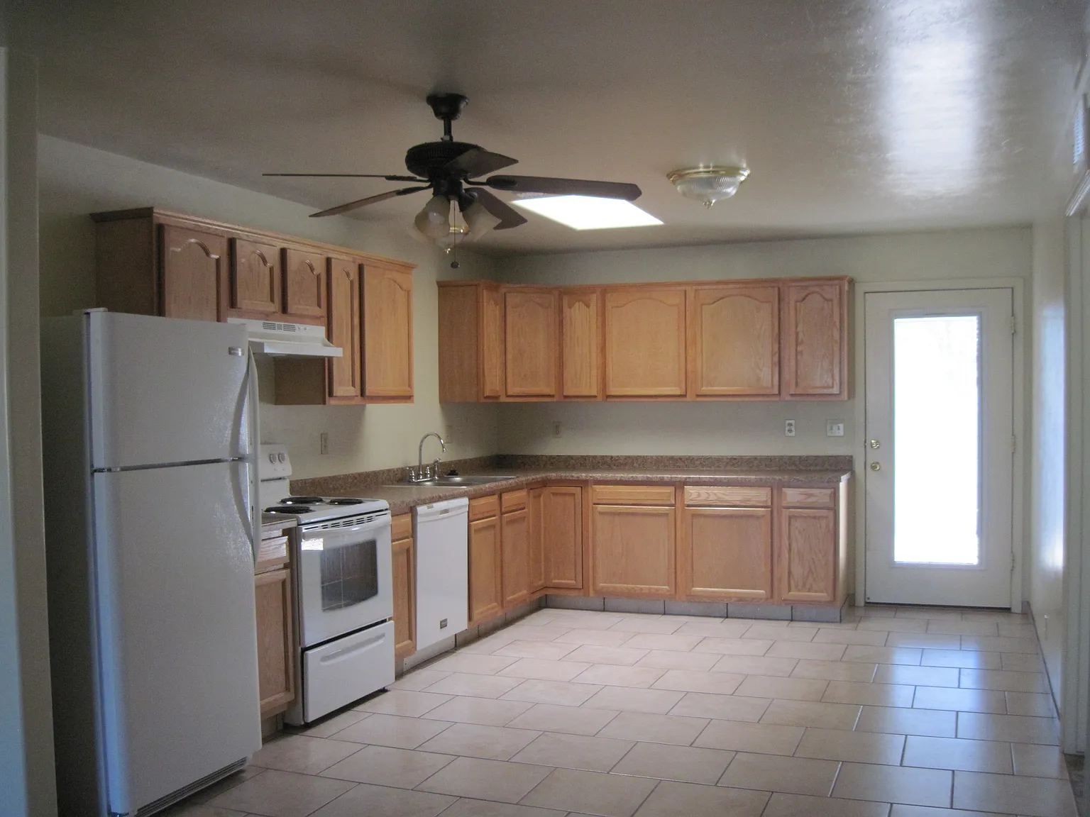 700 W Henry St — Photo 2