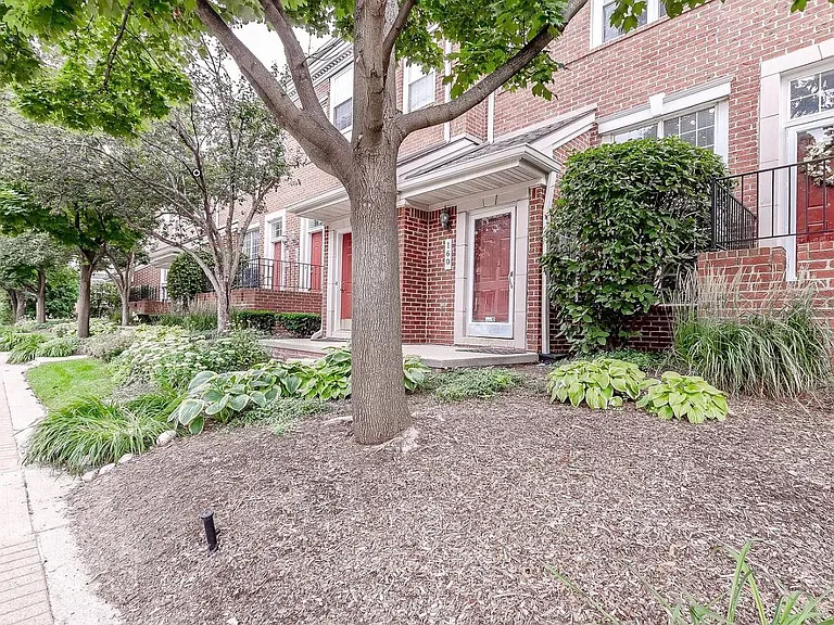 160 Allenhurst Ave — Photo 2