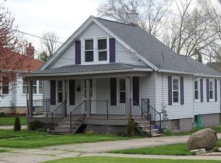 432 Pleasant St, Woodstock, IL 60098