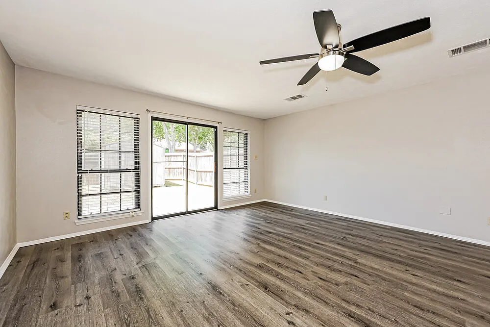 3 bed, 2.0 bath, 1702 sqft, $2,145 — Photo 3