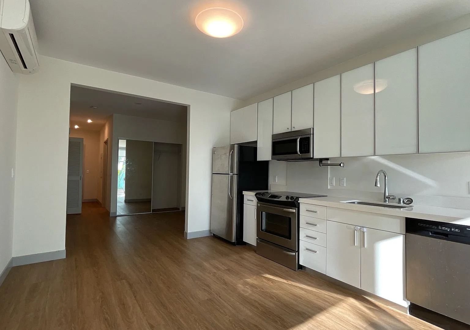 Super Convenient Studio in the Heart of Kakaako — Photo 2